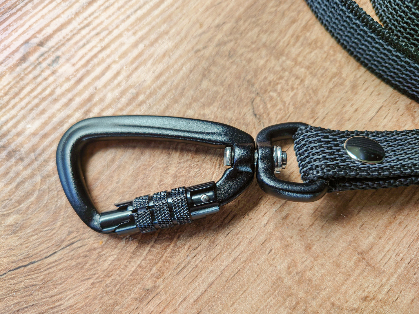 Black Non-slip Dog Leash with Twist-Lock carabiner, 20 mm