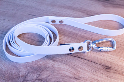 White Biothane Dog Leash with a Twist-lock carabiner, 20 mm