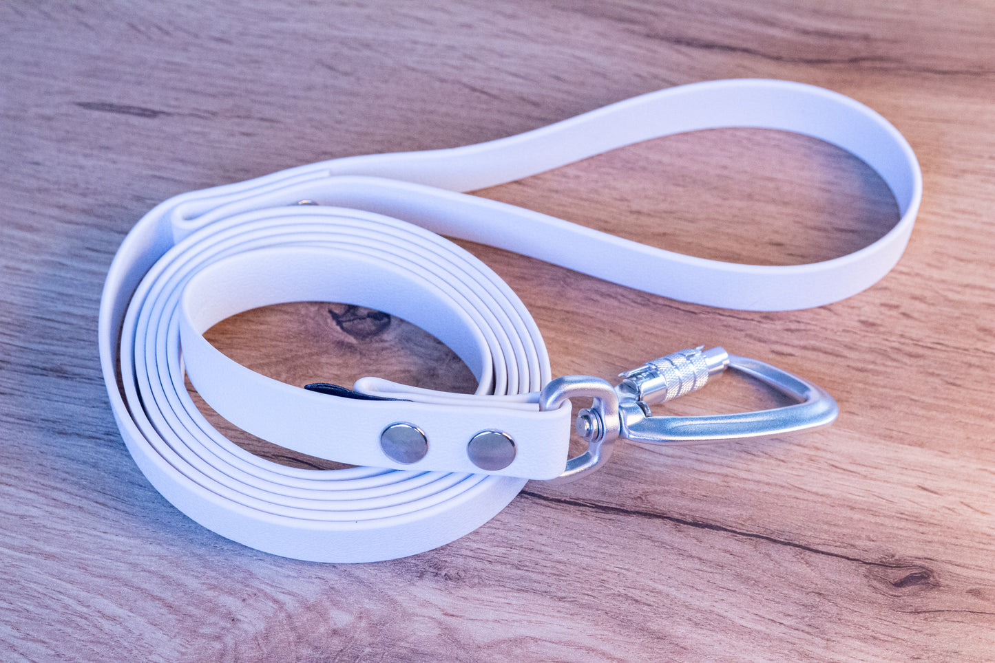 White Biothane Dog Leash with a Twist-lock carabiner, 20 mm