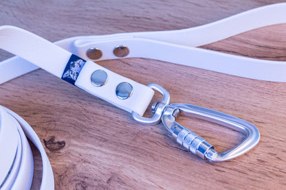 White Biothane Dog Leash with a Twist-lock carabiner, 20 mm